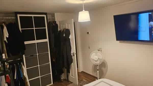 1 Bedroom Flat Second Floor Quiet Large Property Wet Room Storage