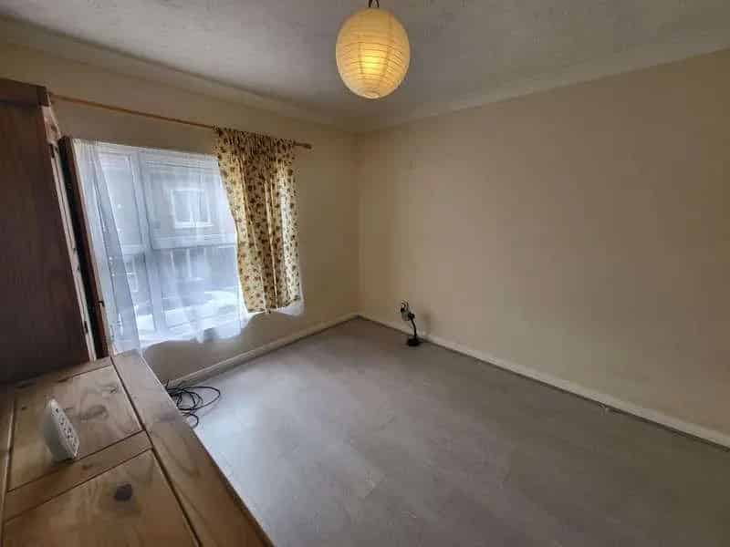 2 Bed House for Sale Luton Large Garden Close to Transport