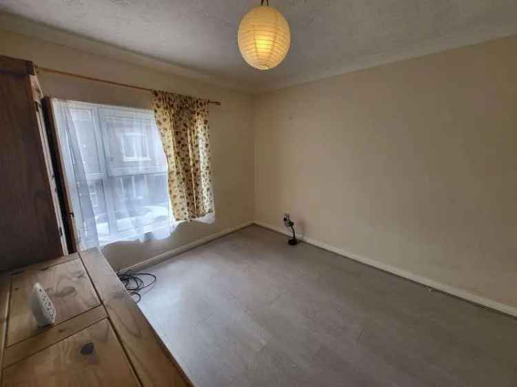 2 Bed House for Sale Luton Large Garden Close to Transport