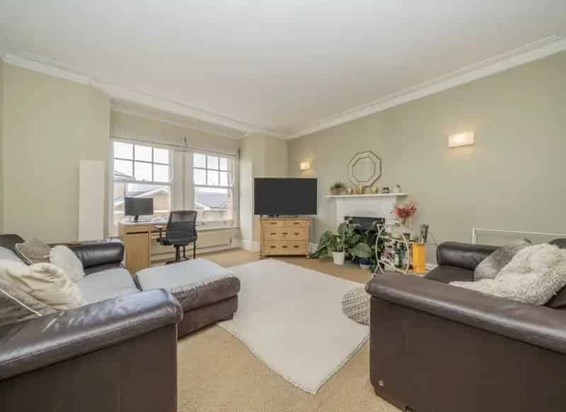 3 Double Bedroom Apartment Battersea Share of Freehold Lift Access