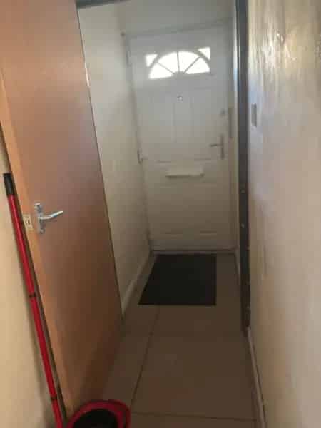 2-Bed Flat Near Primary School Newly Decorated