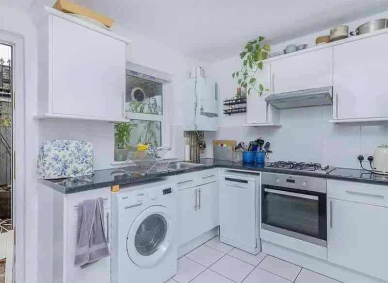 2 Double Bedroom Flat with Private Garden Near Station and Common