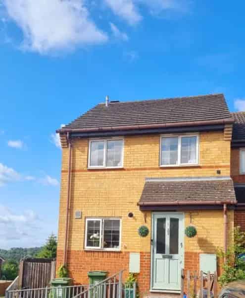 2 Bedroom End Terrace House Near Town Centre
