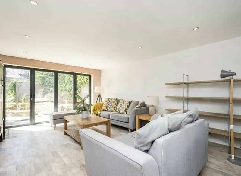 Three Bedroom Family Home near River Thames and Sunbury Station