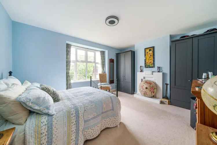 Flat For Sale in London, England