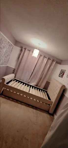 2 Bedroom Maisonette with Potential for 3, 2 Bathrooms, Private Garden and Shed