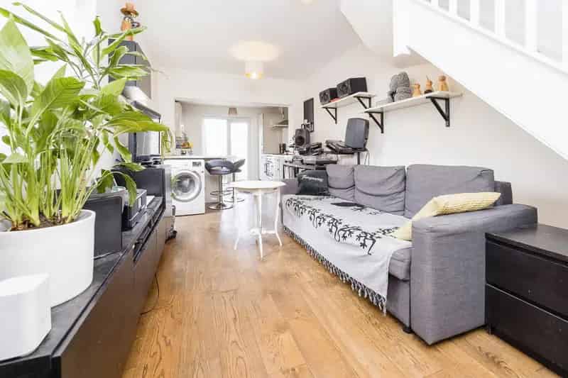 Two Bedroom Maisonette Chobham Road  Off Street Parking No Onward Chain