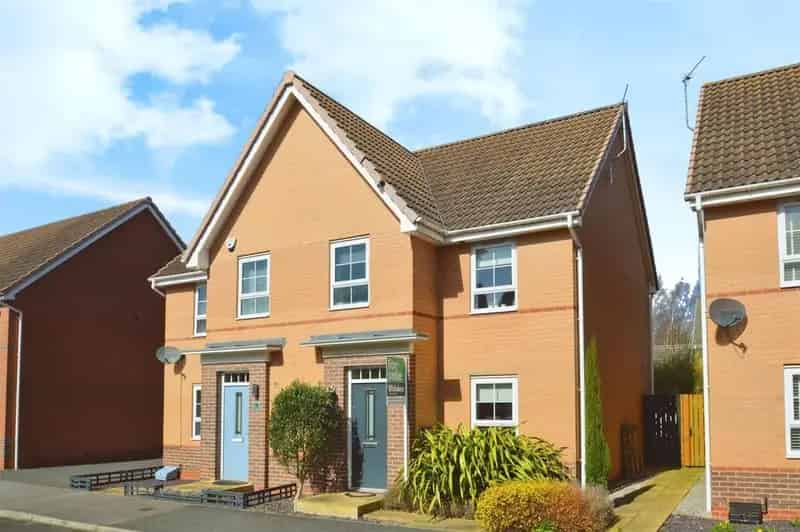 3 bedroom semi-detached house for sale