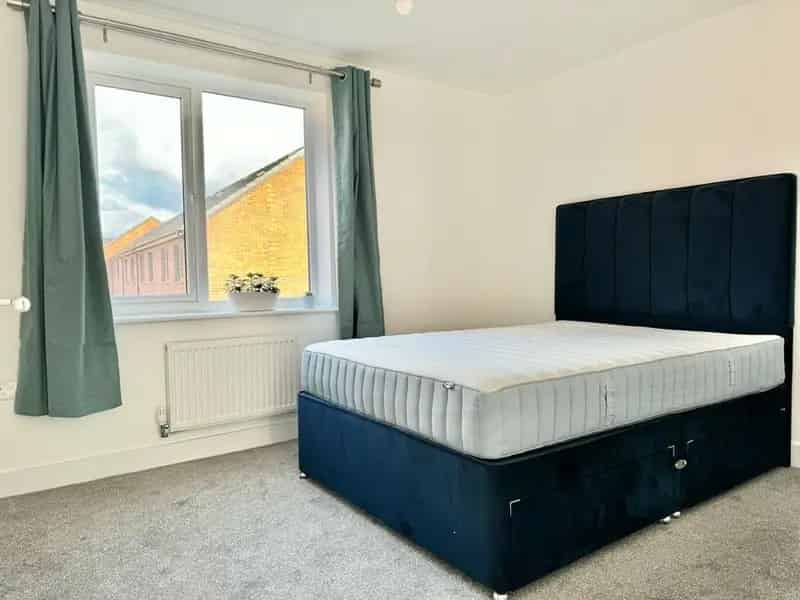 3 Bedroom Mid Terrace House Salford M5 Near Salford Quays
