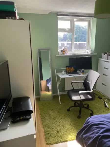 3 Bedroom House with Garden Near Town Centre