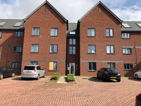 2 Bed Ground Floor Flat Near Tesco and Park