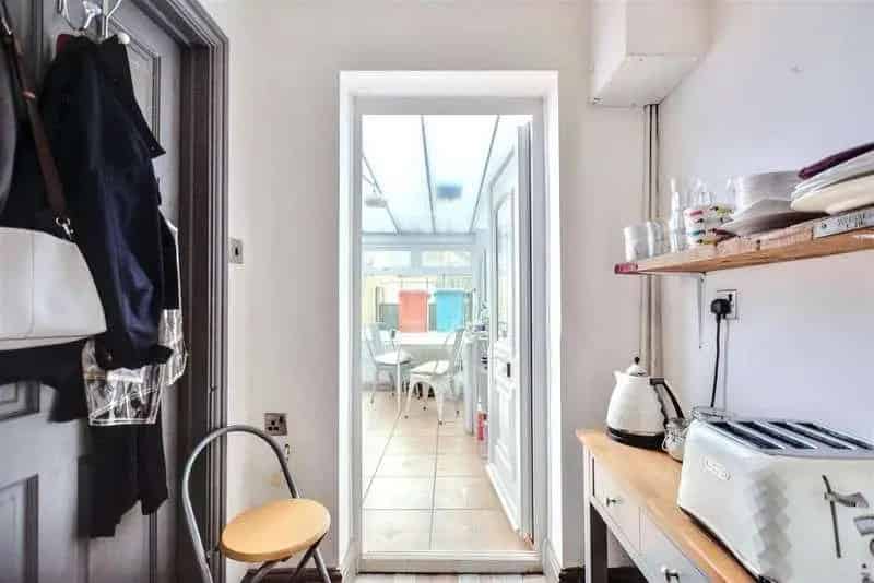 1 Bed Flat Investment Opportunity with Hair Salon