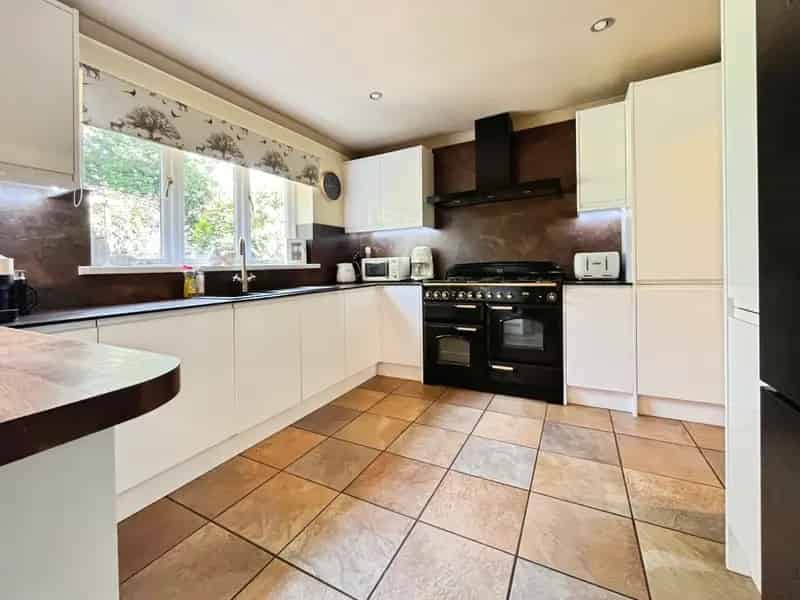 6 Bedroom Detached House Sproatley