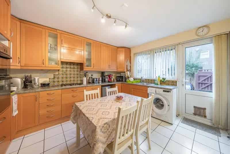 3 Bedroom Townhouse with Garden and Garage No Onward Chain