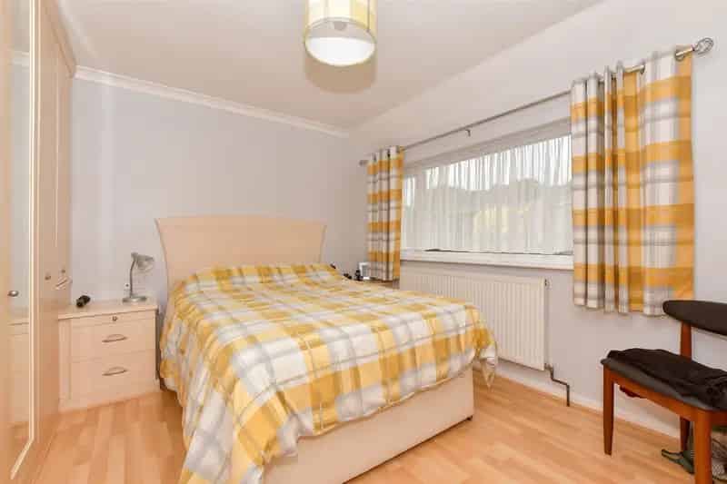 3 Bedroom Semi-Detached House for Sale in Dover