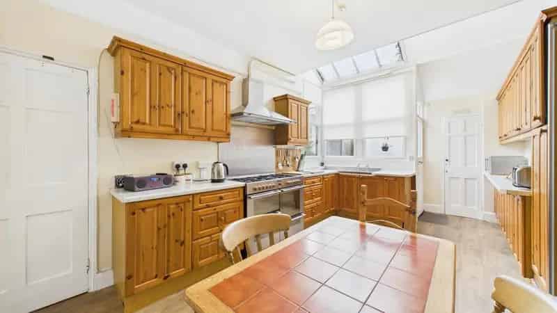 6 Bedroom Victorian Townhouse with Sea Views and Potential Annex