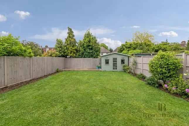 5 Bedroom Semi Detached House for Sale in London NW2
