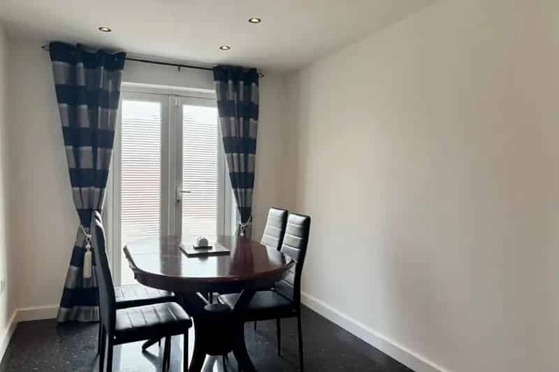 3 Bedroom Flat to Rent Crewe Cheshire CW1 Available Immediately