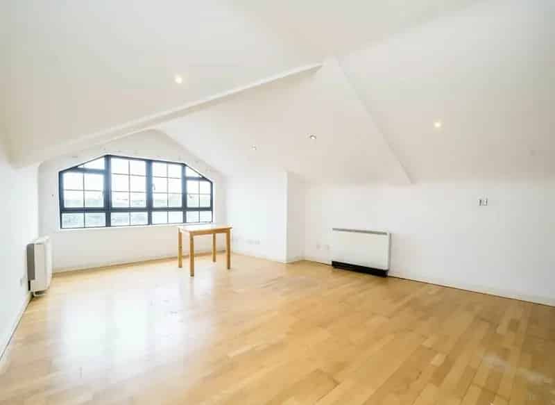 Two Double Bedroom Penthouse Apartment Near West Ealing Station