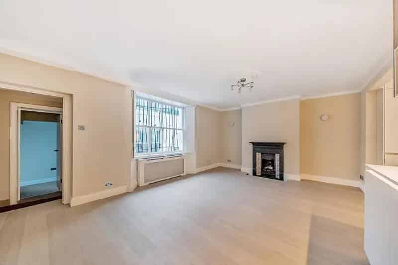 5-Bed 3-Bath End Terrace House Family Home