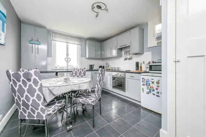 Two Double Bedroom Flat Near Beach Town Centre Zero Deposit
