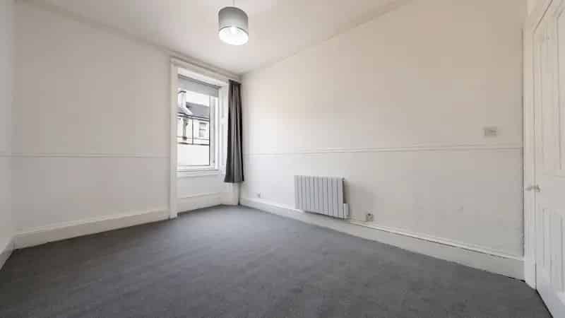 Ibrox Apartment: Period Features, Modern Kitchen, Great Location
