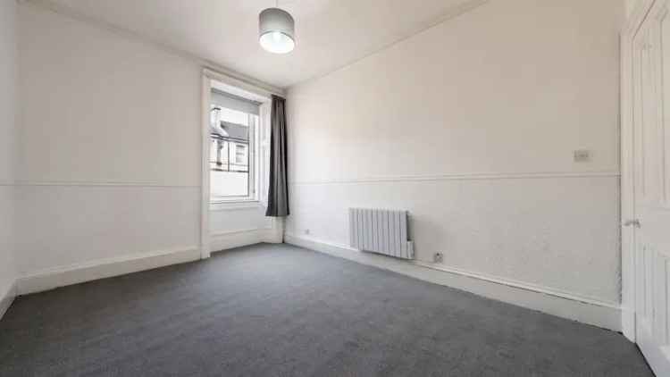 Ibrox Apartment: Period Features, Modern Kitchen, Great Location