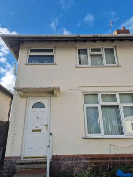 3 Bedroom House with Large Garden and Front Drive