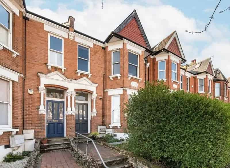 2 Bed Ground Floor Flat with Garden Potential for Extension