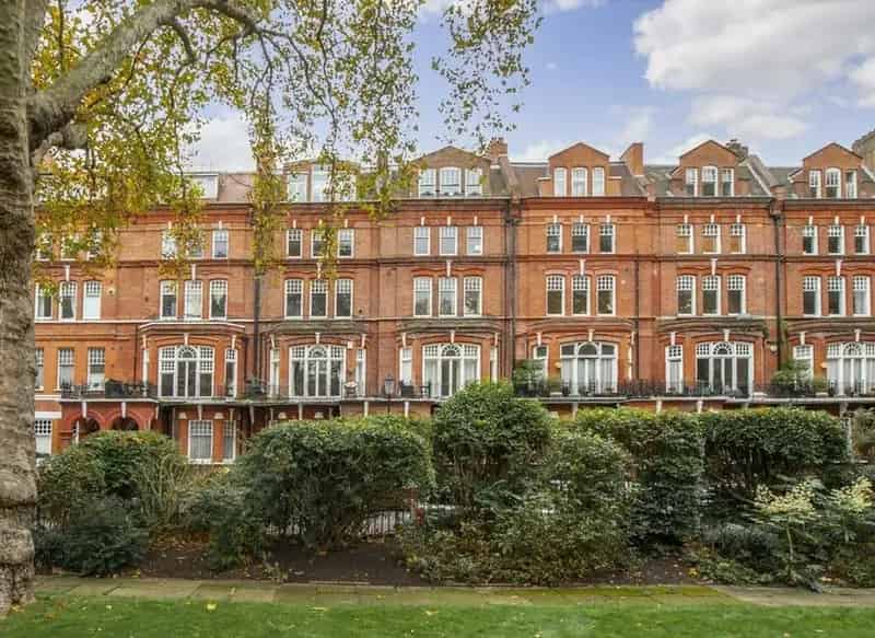3-Bedroom Apartment near Kings Road Fulham Road London
