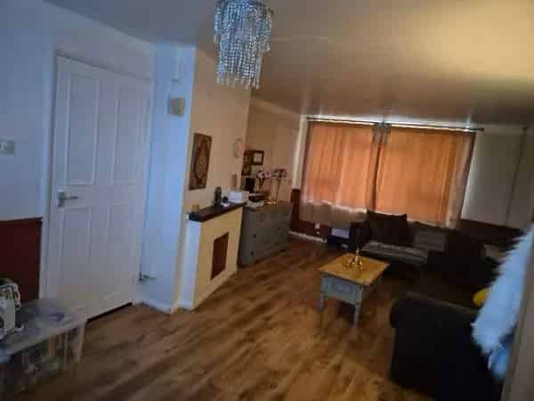 Three Bedroom Home Near River Thames