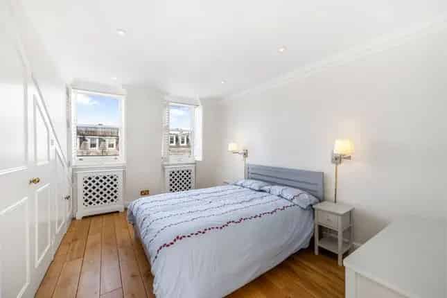 3 Bed Flat for Sale Chelsea SW3 Roof Terrace 1200 sq ft No Chain