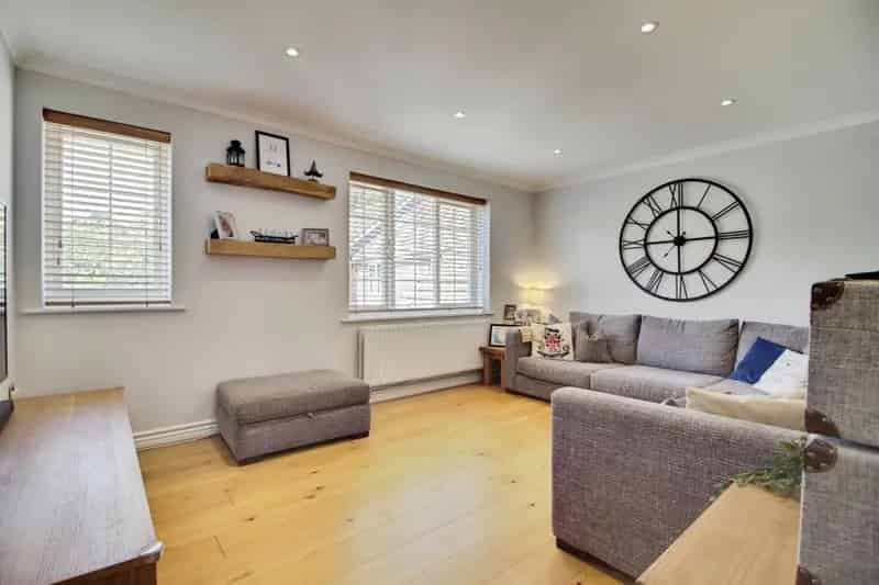 2 Bed House Near London - Modern Kitchen & Garden
