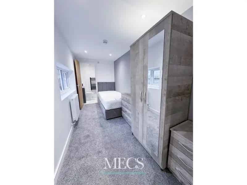 5 Bedroom Semi-Detached House For Companies