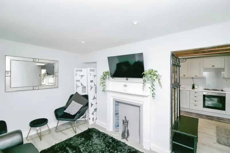 2 Bedroom Cottage Near Cowbridge High Street