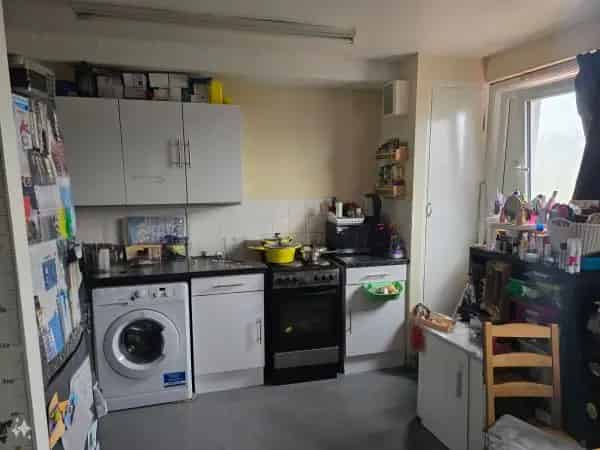 2 Bed Flat Near Victoria  Great Transport Links Family Home