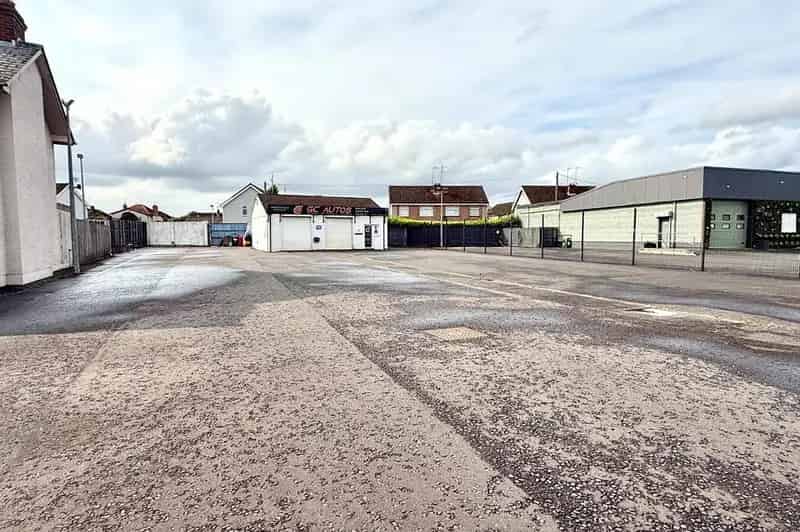 Portadown Commercial Forecourt and Workshop to Let
