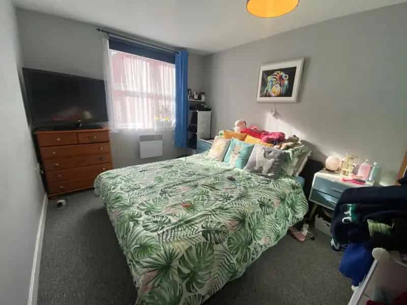 2 Bedroom Flat Near North Street City Centre Parking Available