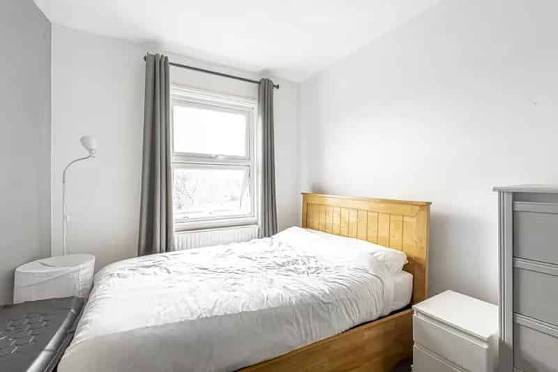 Three Double Bedroom House Near Clapham Junction Station