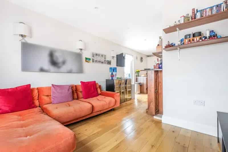 3 Double Bed Split Level Apartment Near Brockley Station