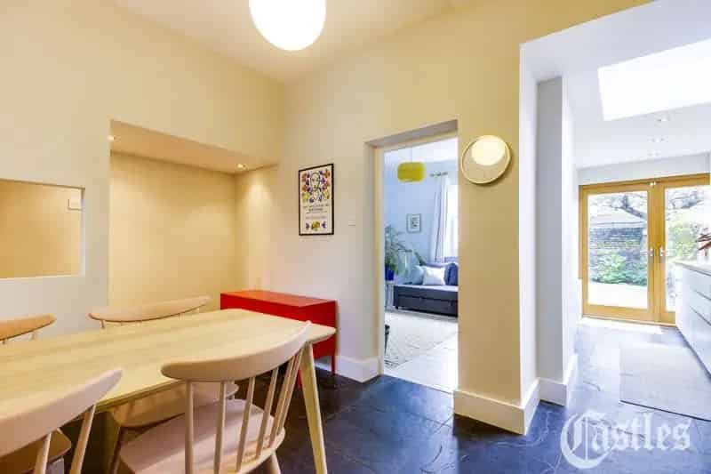 2 Bedroom Apartment House to Rent in London