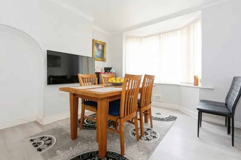 3 Bed House with Garage and Two Reception Rooms