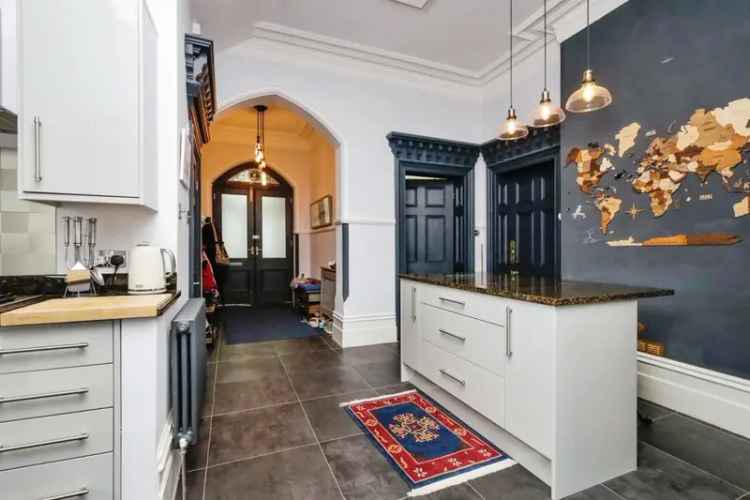 Stunning 2-Bed Flat Lower Meads Recently Refurbished