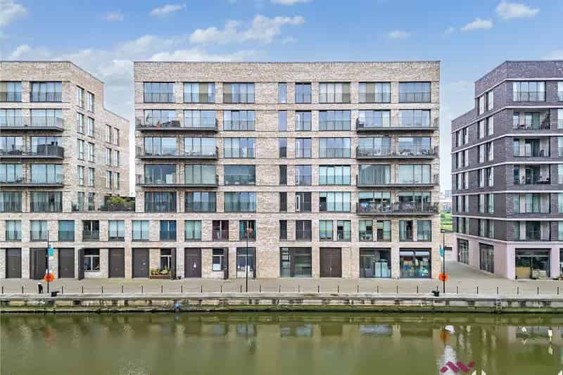 Luxury 2-Bed Dockside Apartment Royal Albert Wharf