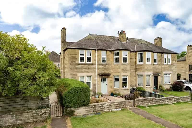 2 Bed Flat Upper Villa in Clermiston