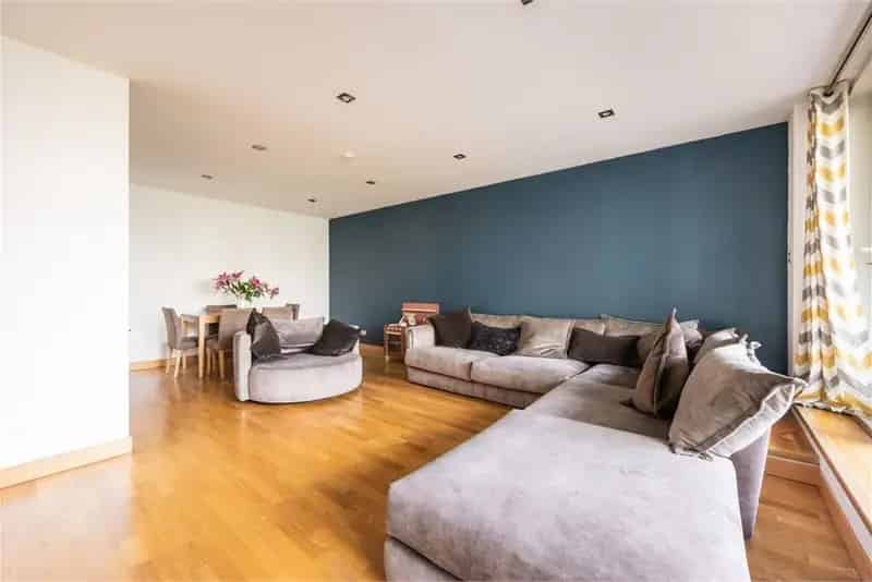 2 Bed Flat Second Floor with 1 Reception Room Modern Development