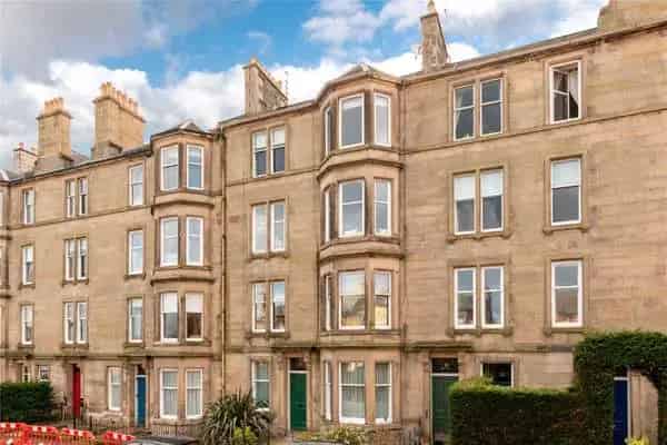 3-Bedroom Flat in Comely Bank Edinburgh Spacious Apartment with Gardens