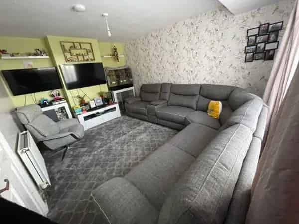 Family Home Near Schools 3 Double Bedrooms