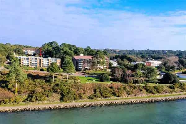3-Bedroom Apartment Poole Harbour Views