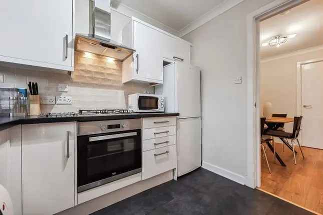 Flat to rent in Great Western Road, St Georges Cross, Glasgow G4